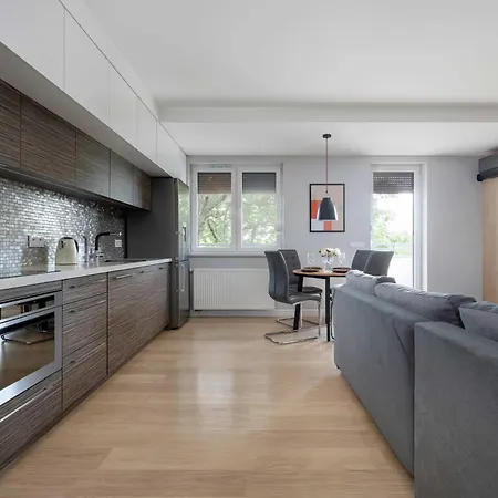 Spacious With Air Conditioning And Two Parking Spaces By Renters Апартаменты