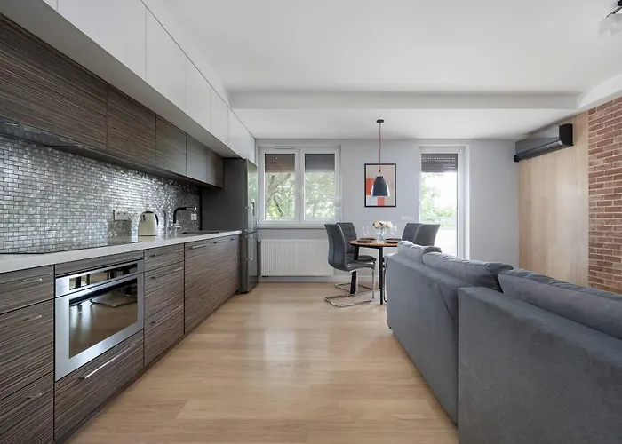 Spacious With Air Conditioning And Two Parking Spaces By Renters Апартаменты