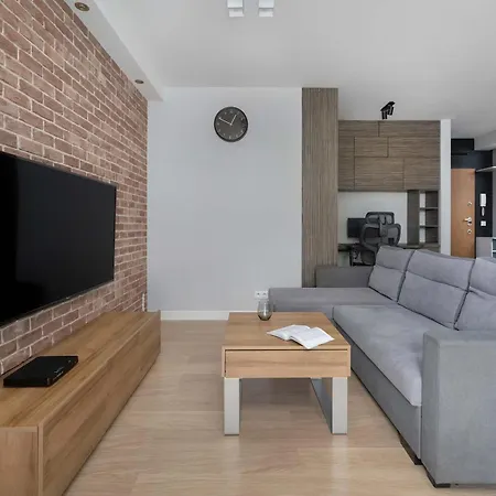 Spacious With Air Conditioning And Two Parking Spaces By Renters Appartamento Breslavia
