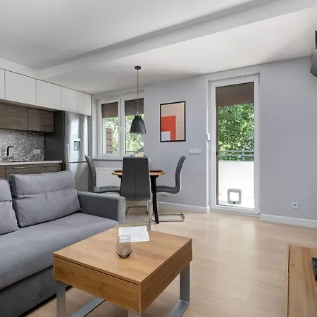 شقة Spacious With Air Conditioning And Two Parking Spaces By Renters