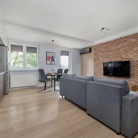 Spacious With Air Conditioning And Two Parking Spaces By Renters