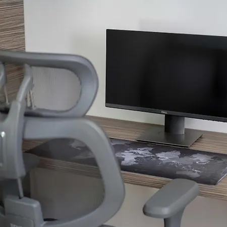 Spacious With Air Conditioning And Two Parking Spaces By Renters Lejlighed