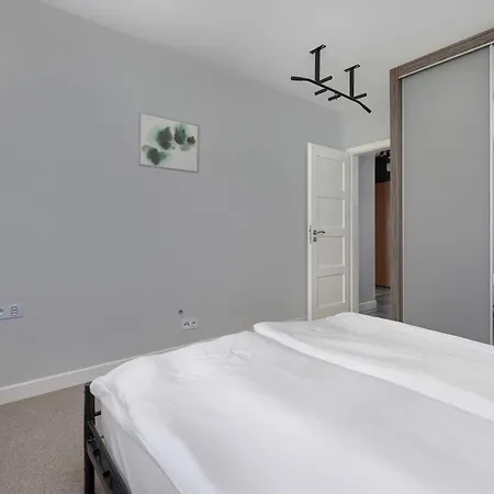 Spacious With Air Conditioning And Two Parking Spaces By Renters Lejlighed Wrocław