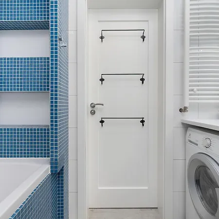 Spacious With Air Conditioning And Two Parking Spaces By Renters Appartamento *