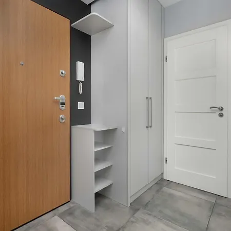 Spacious With Air Conditioning And Two Parking Spaces By Renters Appartamento *