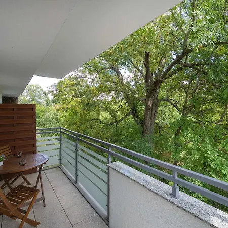 Spacious With Air Conditioning And Two Parking Spaces By Renters Lejlighed