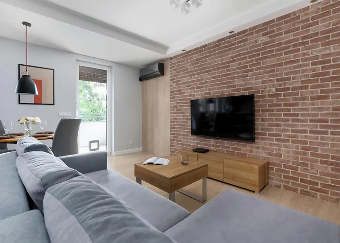 Spacious With Air Conditioning And Two Parking Spaces By Renters شقة فروتسواف