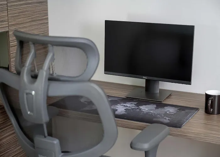 Spacious With Air Conditioning And Two Parking Spaces By Renters شقة