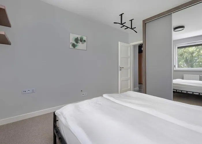 Spacious With Air Conditioning And Two Parking Spaces By Renters شقة فروتسواف