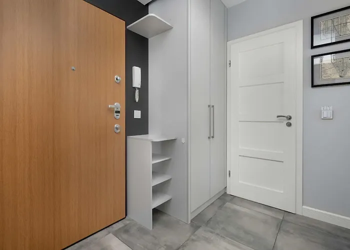 Spacious With Air Conditioning And Two Parking Spaces By Renters شقة *