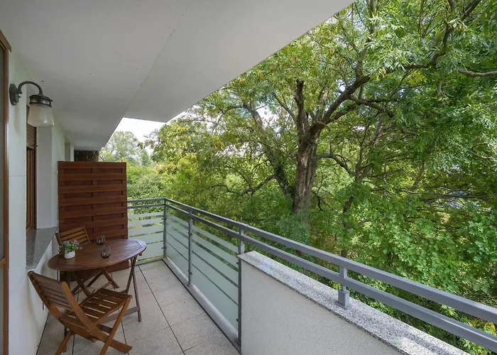 Spacious With Air Conditioning And Two Parking Spaces By Renters Apartment