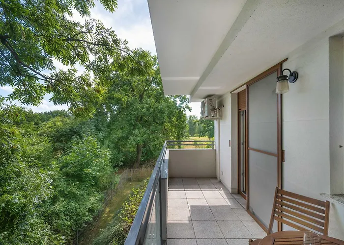 شقة Spacious With Air Conditioning And Two Parking Spaces By Renters *